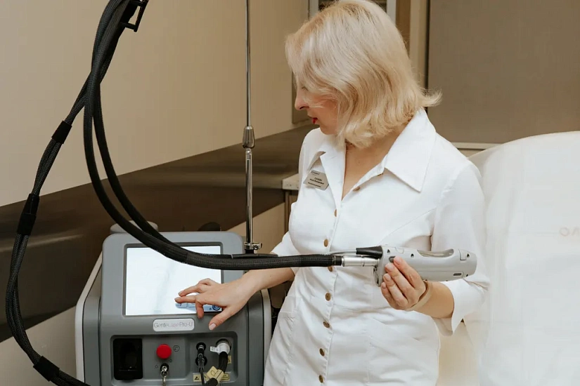 The device is equipped with two cooling systems: air cooling and dynamic cryogen cooling.