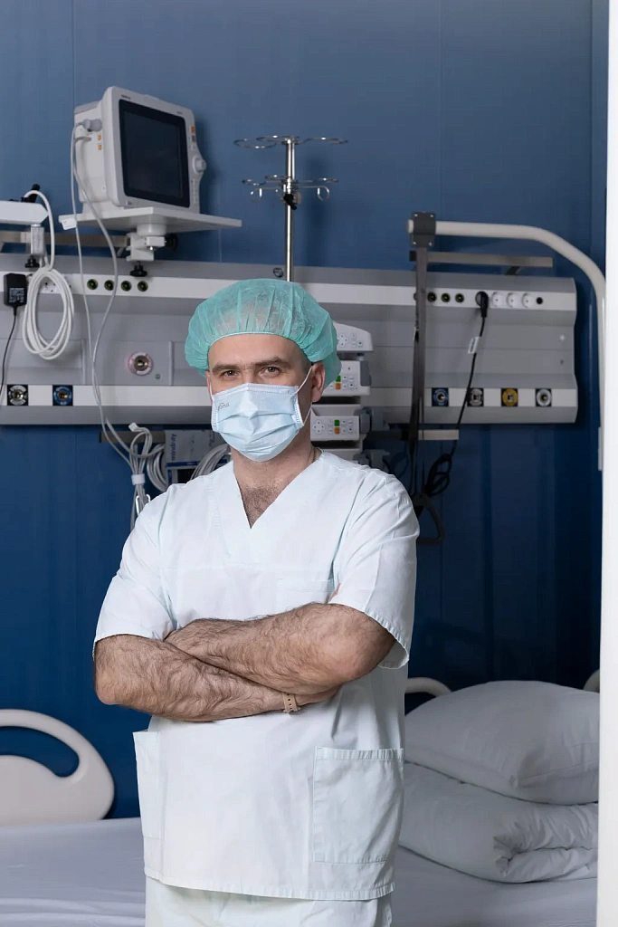 Anesthesiologists and intensive care specialists oversee every procedure from beginning to end