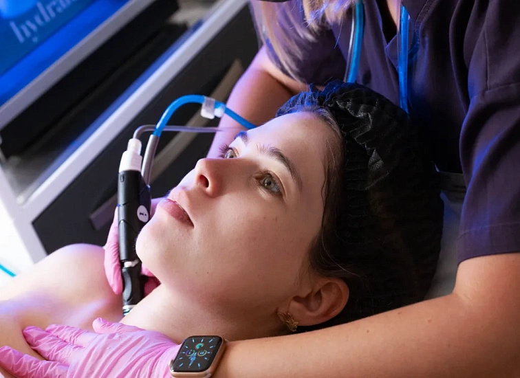 The basis of the Hydrafacial procedure is crystal-free exfoliation, which uses a special vacuum mechanism and a stream of water.
