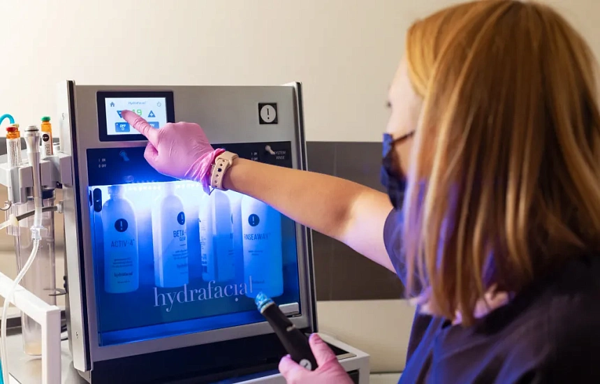 The innovative HydroPeel nozzles used in the procedure allow the serums to be accurately and evenly distributed over the skin surface.