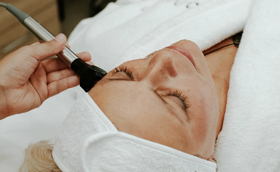 The light rays of a certain wavelength used by the device penetrate into the deep layers of the skin, affecting melanin and hemoglobin.
